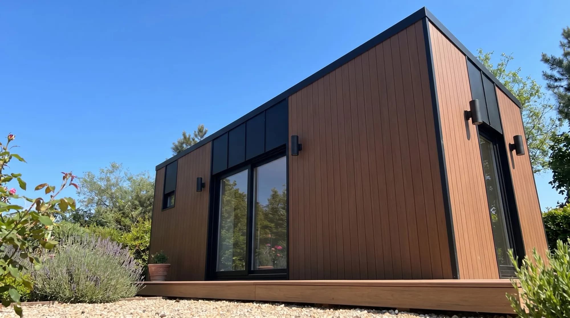 Studio de jardin Residale, bardage bois et menuiseries noires