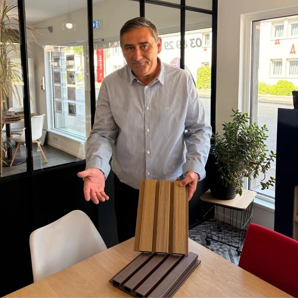 Conseiller Residale présentant des échantillons de bardage
