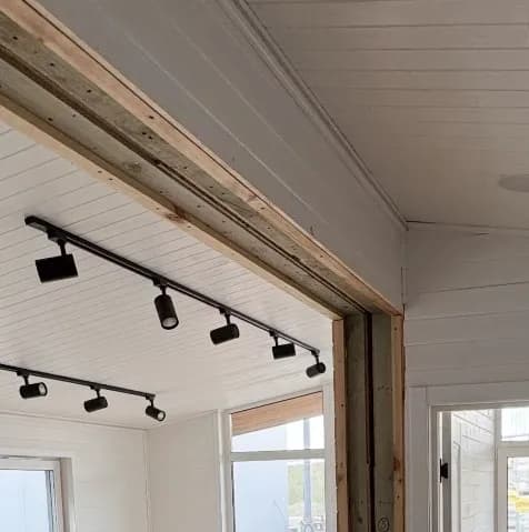 Jonction au plafond / mur : montant d'ossature doublé à la jointure