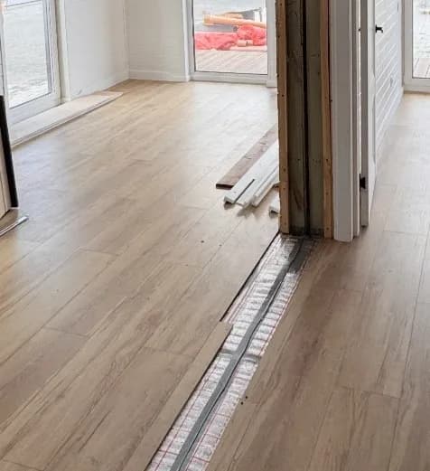 Passage technique au sol : réseaux repris d'un module à l'autre avant habillage