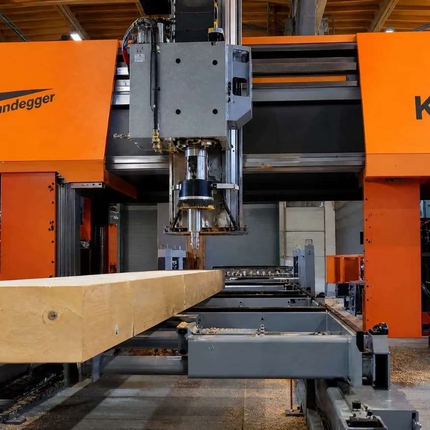 Centre d’usinage Hundegger K2i usinant une poutre KVH